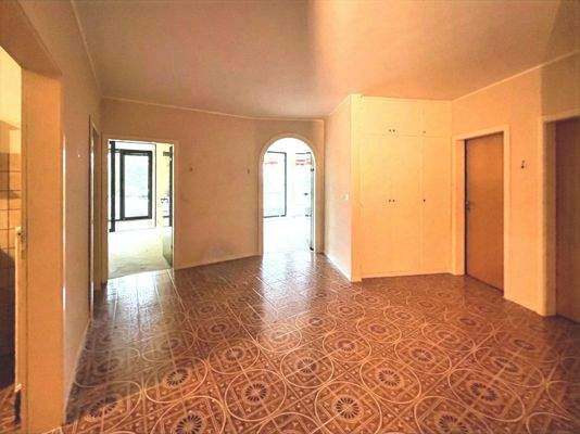 Großer Wohnungsflur mit Einbauschrank