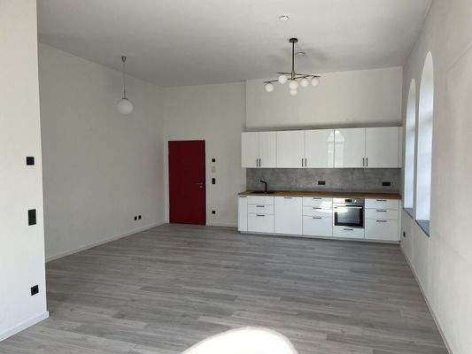 Blick auf EBK und Essbereich