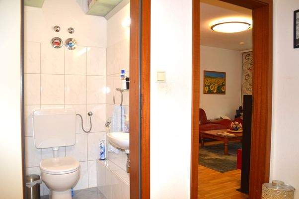 Blick zum Gäste-WC/Wohnbereich