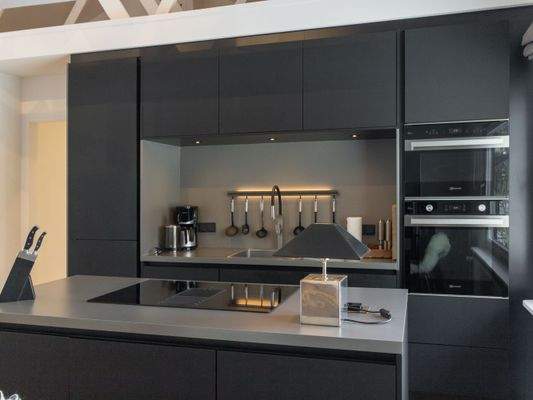 7. Küche mit Kochinsel.jpg