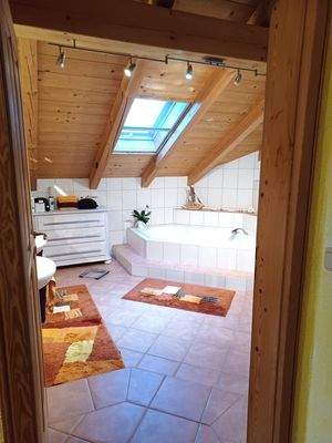 Badezimmer mit Dachfenster