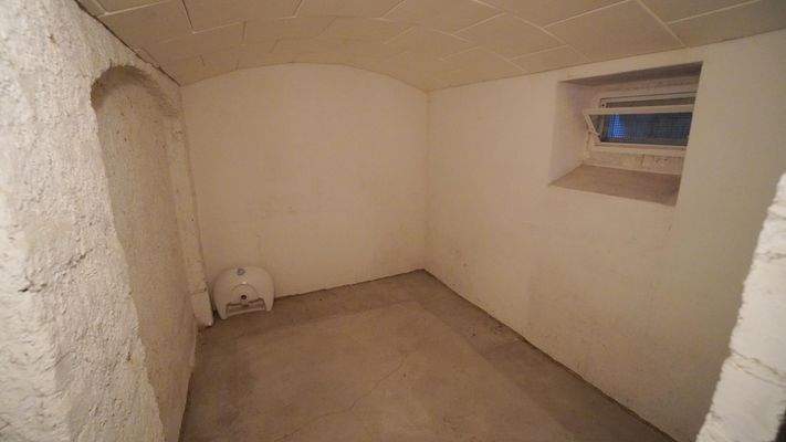 Ein geräumiger, trockener Kellerraum steht den Mietern zur Verfügung