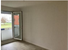 Wohnzimmer mit Balkon