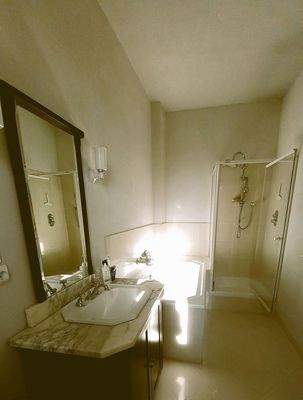 Bad mit Wanne und Dusche