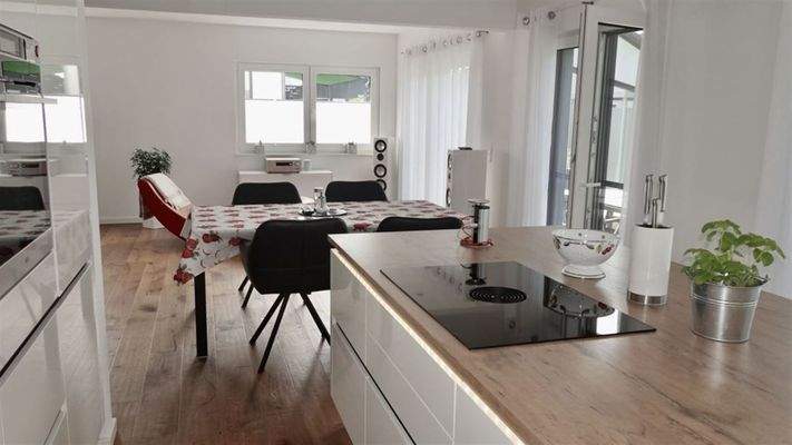 Blick aus der Küche auf den Wohnbereich