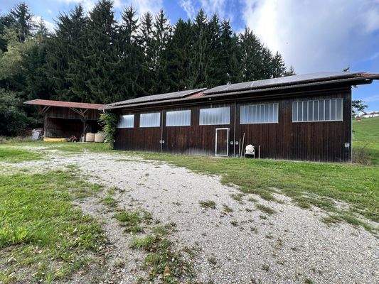 Maschinenhalle mit PV