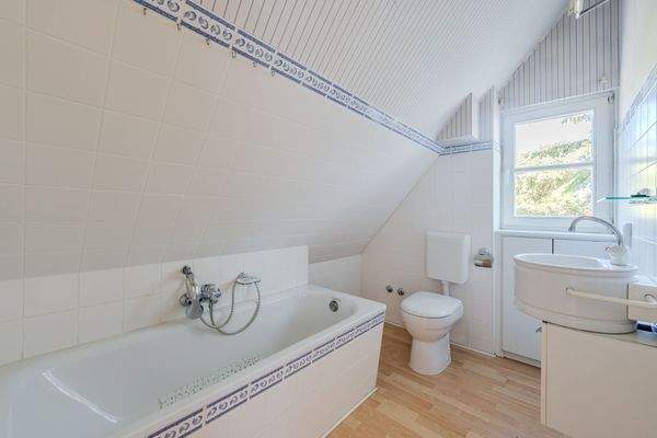 Bad mit Badewanne im Obergeschoss