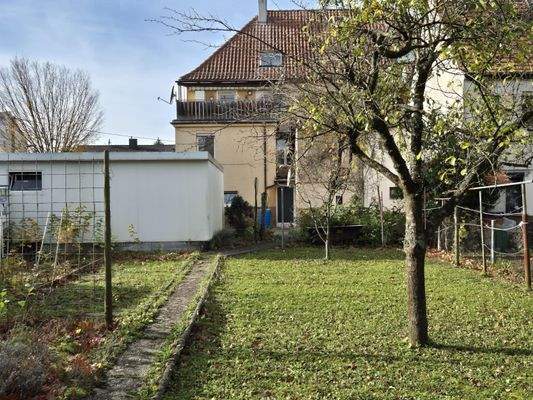 Gartenansicht mit Doppelgarage