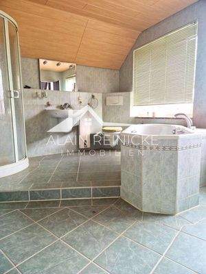 Bad mit Dusche und Wanne