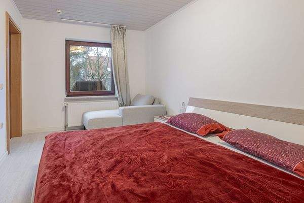 geräumiges Schlafzimmer