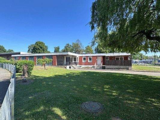 Aussenansicht Blick zum Wohntrakt