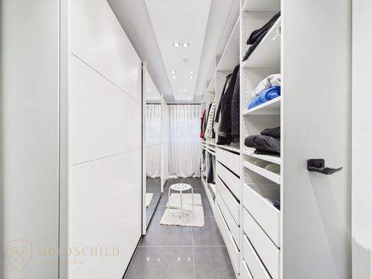 begehbarer Kleiderschrank (Zimmer 3)
