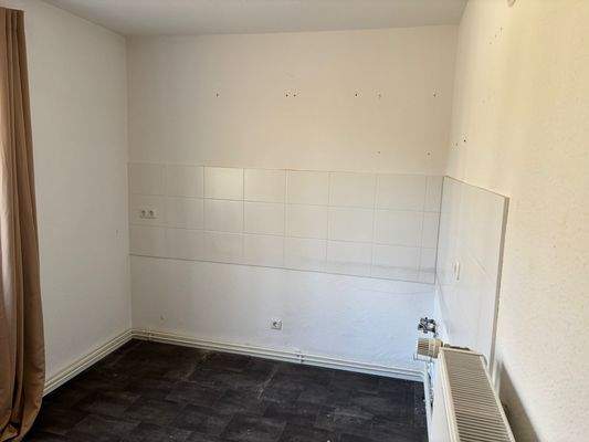 Leere Küche mit Fliesenwand