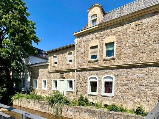 Seitliche Bruchsteinfassade