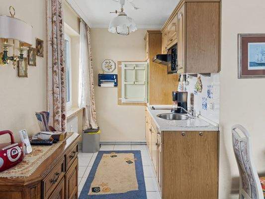 Offene Einbauküche mit großem Fenster 