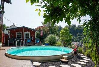 Großzügiger Garten mit Sauna – Wellness direkt am Haus