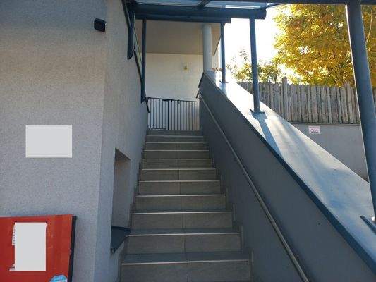 Überdachter Stiegenaufgang