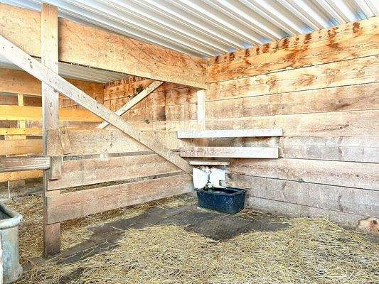 Stallungen mit fließend Wasser und Strom