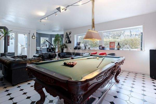 Hobbyraum mit Kamin und Terrassenzugang