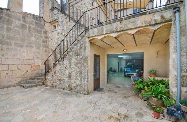 Terrasse und Eingang zur Garage