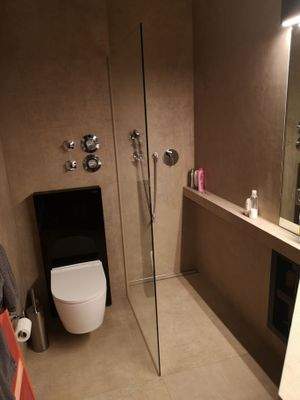 Bad mit begehbarer Dusche