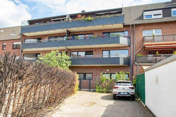 Hausrückfront und Stellplatz