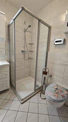 Bad mit Dusche und WC