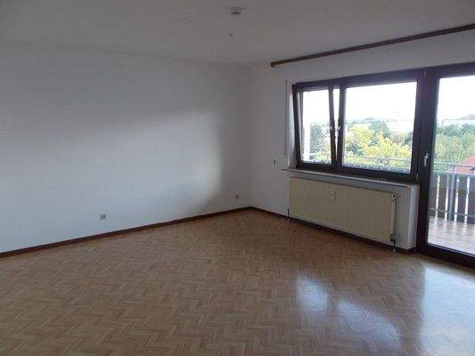 12 - Wohnzimmer Richtung Balkon.jpg