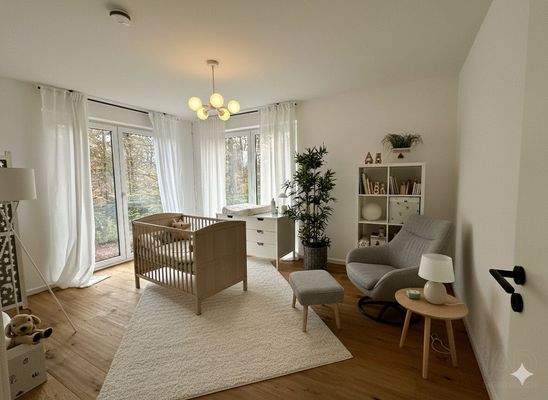 zweite Kinderzimmer mit Blick zur Terrasse