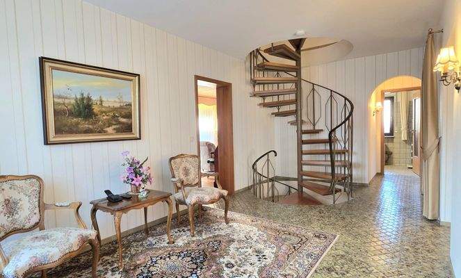 Flur Erdgeschoss mit Treppe