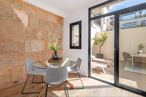 Essbereich mit Marèsstein-Wand 