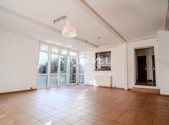 Das lichtdurchflutete Wohnzimmer mit angrenzender Terasse.