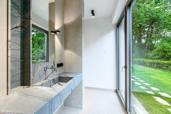 Bad en Suite - Blue Roma Quarzit und San Sebastián Bamboo