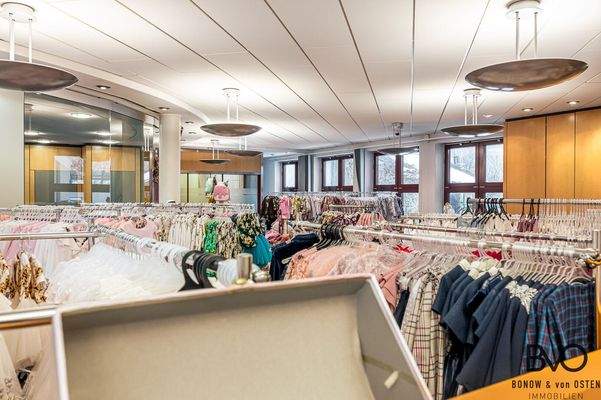 Große Fensterfronten in der gesamten Verkaufsfläche 