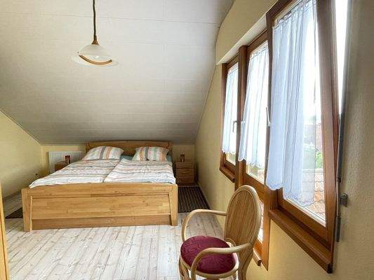 Schlafzimmer mit Doppelbett