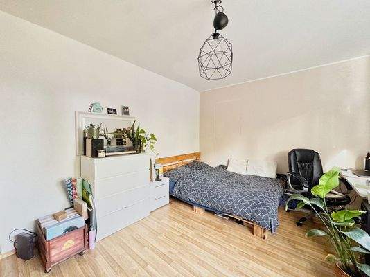 Ein weiteres, geräumiges  Zimmer...