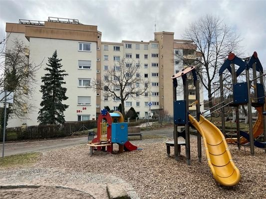 Außenansicht mit Spielplatz