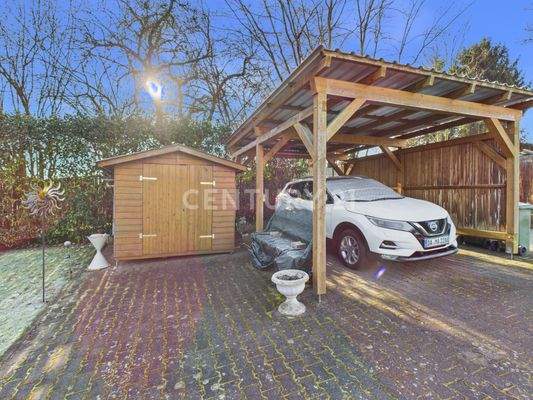 Carport und Gartenhaus im oberen Grundstücksbereich