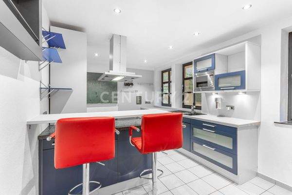 Hochwertige Einbauküche mit Tresen