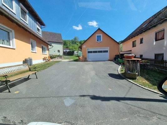 Zufahrt mit Doppelgarage