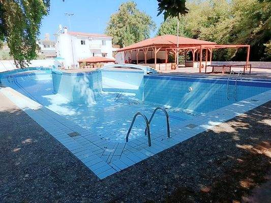 Kreta, Vryses: Wohngebäude mit Pool und Bergblick zu verkaufen – Ideale Investition im Apokoronas!