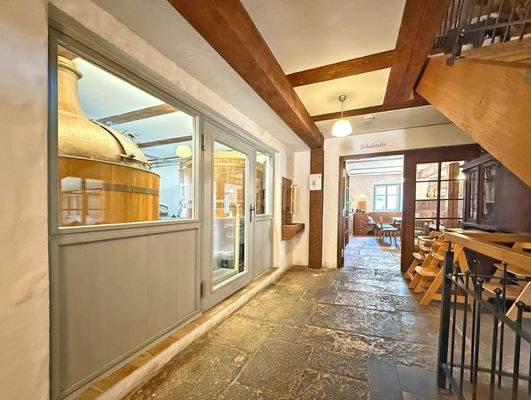 Flur Richtung Stammtisch mit Blick in die Brauerei