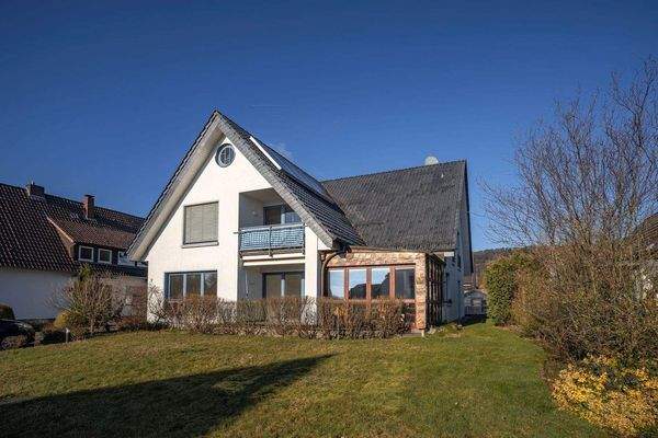 Großzügiges Zweifamilienhaus in beliebter Lage von