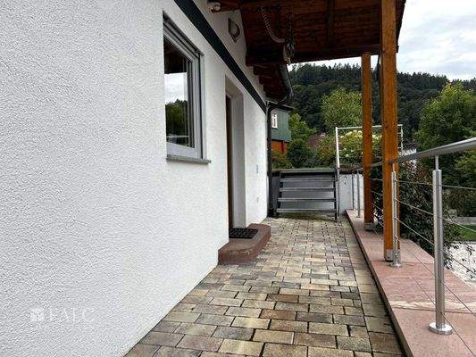 Weg zum Wellnesshaus und Außenterrasse