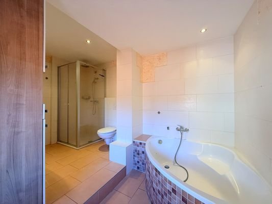 große Eckbadewanne im Badezimmer