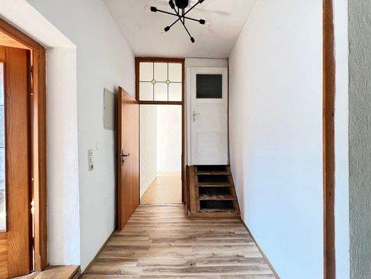 Flur & Zugang zum Dachgeschoss