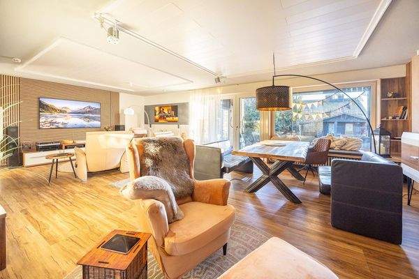 Wohn- und Esszimmer mit Zugang Terrasse