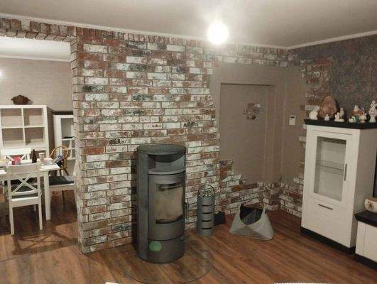 Wohnzimmer mit Kamin