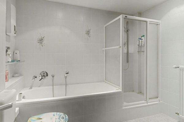 ...mit Dusche und Wanne