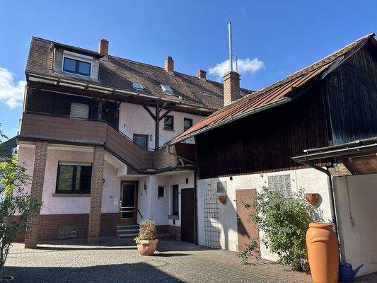 Rückansicht und Nebengebäude